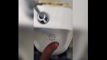 Professor dotadu no banheiro da esta&ccedil_&atilde_o
