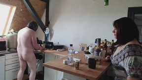 Küche putzen mit fixierten Eiern: Hausarbeit mal anders