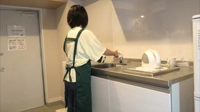 ◯どもが学校から帰ってくる前に妻とせっせとキッチンで愛の営みをする夫婦。