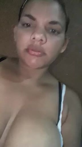 VEN A DISFRUTAR MASAJEANDO MIS TETAS