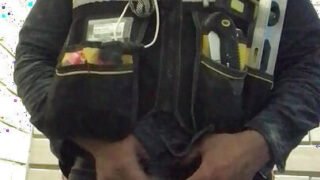 Hombres osos viejos reciben burlas de pajas y anal de una chica solitaria cachonda