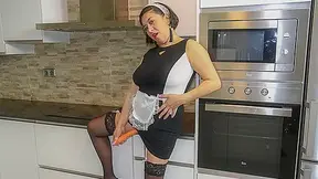 Naughty Housemaid Linda Porn Plays With Carrots - MatureNL