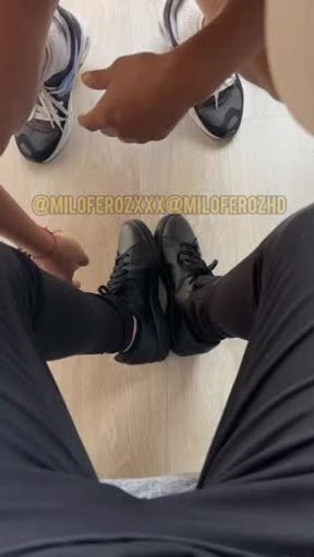 me comio los pies lo castigue con chirlos lo folle y le di mucha leche en la cara