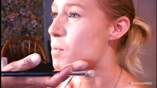 Die tätowierte Allison Pierce lutscht Schwanz, bevor sie ihn tief in ihren Arsch nimmt.