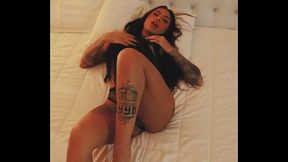 Mc Mirella se exibindo na cama