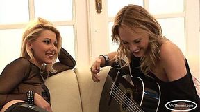 Finger-Banging Rock Babes!