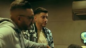 Senta gostoso vai , sentando no colo do pai