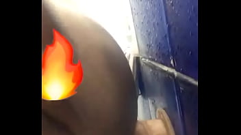 Tronando los condones de mi amigo