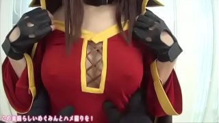 Une cosplayeuse japonaise déguisée en Megumin de KonoSuba suce une bite et se fait baiser en POV