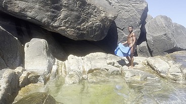 Fui a praia, e me deparei com esse preto gostoso e aí não teve jeito fui lá e enchi seu rabão de porra 💦💦