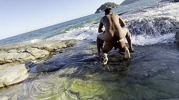 Fui a praia, e me deparei com esse preto gostoso e aí não teve jeito fui lá e enchi seu rabão de porra 💦💦