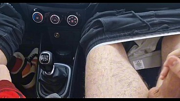 A random passerby got into the car and jerked off the taxi driver to cum!