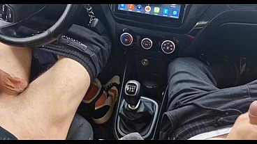 A random passerby got into the car and jerked off the taxi driver to cum!