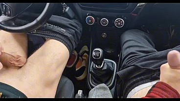 A random passerby got into the car and jerked off the taxi driver to cum!