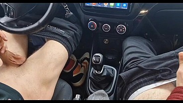 A random passerby got into the car and jerked off the taxi driver to cum!
