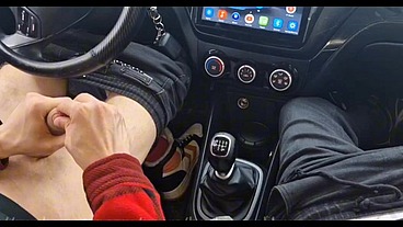 A random passerby got into the car and jerked off the taxi driver to cum!