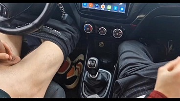 A random passerby got into the car and jerked off the taxi driver to cum!