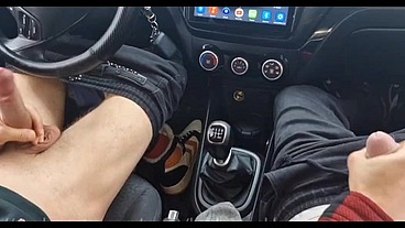 A random passerby got into the car and jerked off the taxi driver to cum!