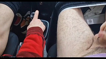 A random passerby got into the car and jerked off the taxi driver to cum!