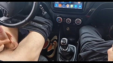 A random passerby got into the car and jerked off the taxi driver to cum!
