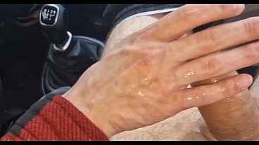 A random passerby got into the car and jerked off the taxi driver to cum!