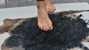 Playing barefoot in dirty soil - that gives dirty soles