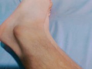 No quieres que te haga una paja con mis pies?