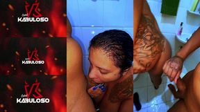 peguei a gostosa de surpresa no banho.