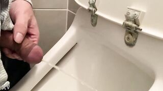 Susu gets a hard handjob while peeing in the open air