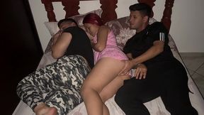 no me gusta compartir cama con el mejor amigo de mi novia porque siento que se la folla al lado de mi ntr