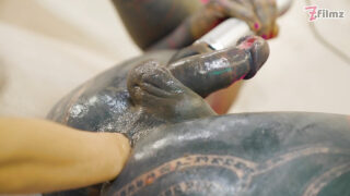 Wytatuowane amatorki Lily Lu i Stacy Bloom uprawiają brutalny seks analny z intensywnym fistingiem i palcami