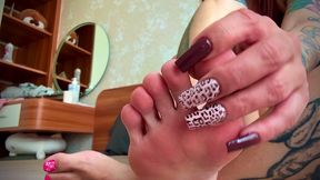 wow, this goddess deserves to be worshipped and her feet kissed. she has such a perfect body.