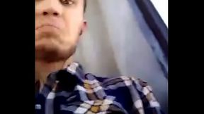 Novinho mostrando o pinto no &ocirc_nibus (flashing dick)