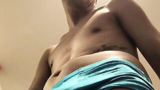 Stripping – Primo piano di un filmato POV di troie gay americane mature e amatoriali che vengono scopate analmente