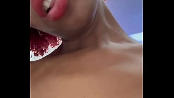 Morenita linda con un co&ntilde_o jugoso y un culo abierto