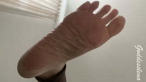 Goddesslena: Strumpfsklave frisst Müll und Hornhaut meiner Füße