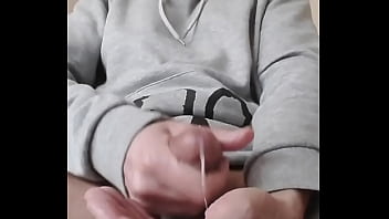 je me branle et je l&egrave_che mon jus cremeux, vid&eacute_o compl&egrave_te non flout&eacute_e