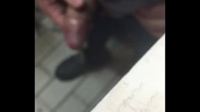 Fui fazer compras e o dono da loja gozou na punheta