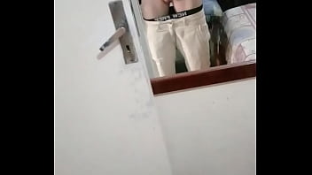 Novinho batendo uma bela punheta