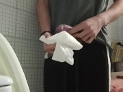 MACHOTE SE PAJEA EN EL BAÑO Y DEJA SU LECHE EN EL PAPEL HIGIÉNICO 🍆💦🧻🤤
