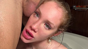 Sexo anal en el jacuzzi con la preciosa Clarii Quinn me mira a los ojos mientras se traga toda mi leche