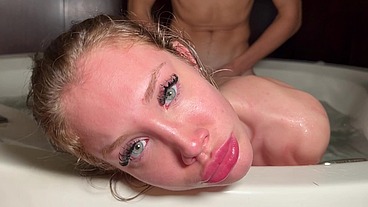 Sexo anal en el jacuzzi con la preciosa Clarii Quinn me mira a los ojos mientras se traga toda mi leche