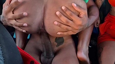 Sai com meus amigos na Bahia e dei pra eles no pelo no carro em movimento, quero nem saber.