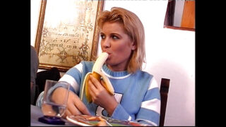 Děvka v punčochách ošukala Giorgio Grandi a Pierre DJ v intenzivním análním gangbang