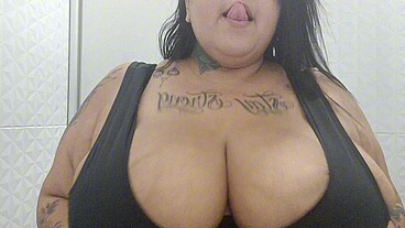 No calor bbw coloca o plug no cuzinho no banheiro do shopping - Mary Jhuana