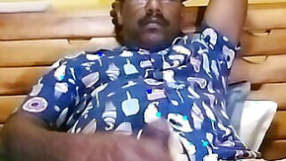 Kamera webcam yang sengit jarak dekat: Lelaki Desi menghisap zakarnya yang besar jauh di dalam punggungnya sendiri