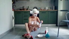 Slut milf cooks pancakes in her pussy