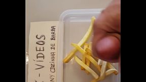 V&iacute_deo de Verifica&ccedil_&atilde_o Danny CDzinha de barba comendo batatinha com porra de macho