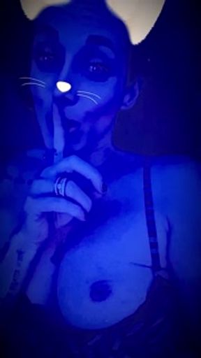 Je réveille au milieu de la nuit mon beau-frère pendant que mon mari dort - Brunette Hot Milf