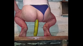 A Russian bitch sold her huge ass for an amateur anal porn shoot!